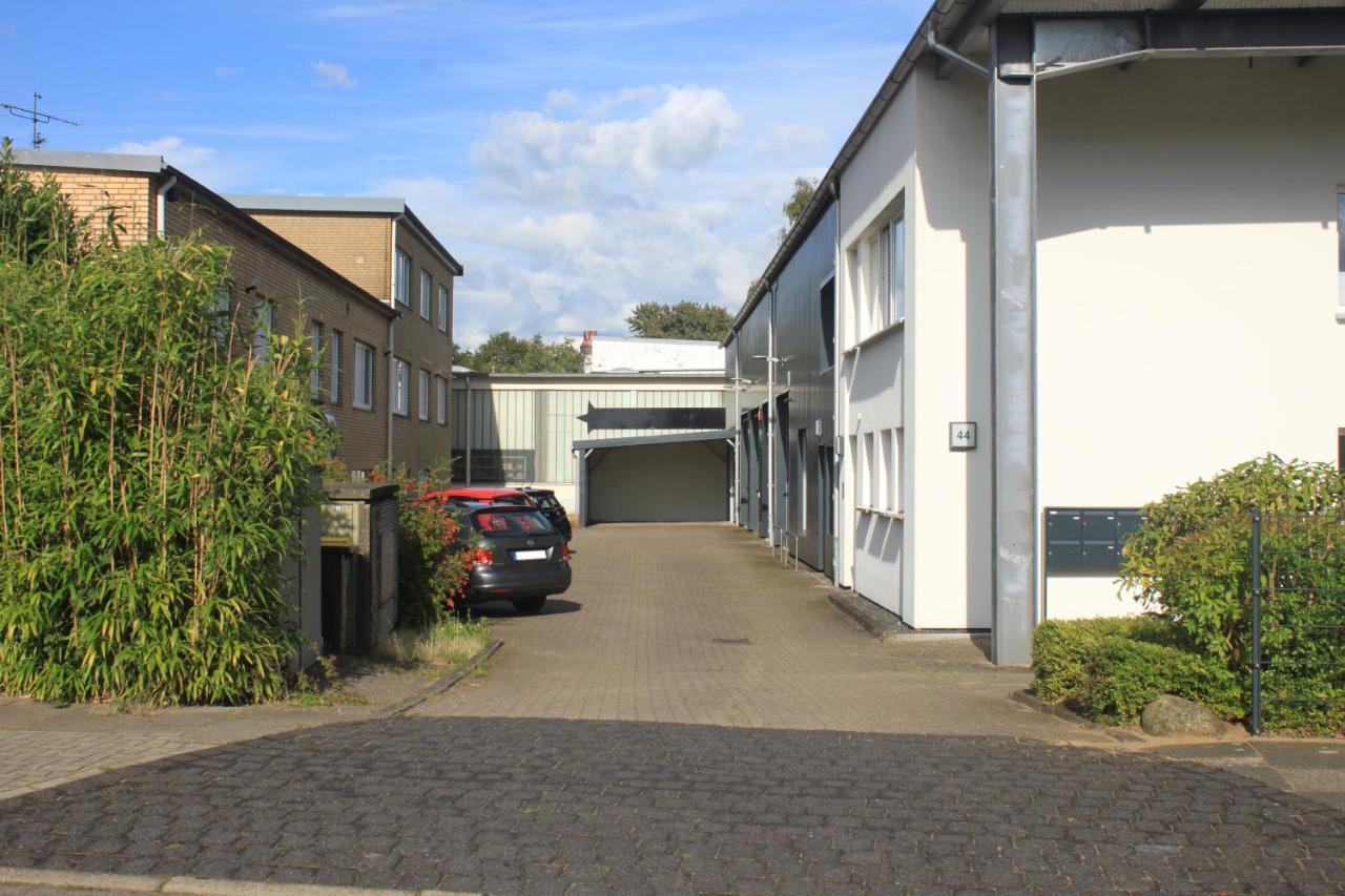 R B Apartment Am Airport Hamburg - 1-4 Personen - Kueche - Smart Tv - Waschmaschine - Perfekt Fuer Geschaeftsreisende Oder Familien Exterior foto